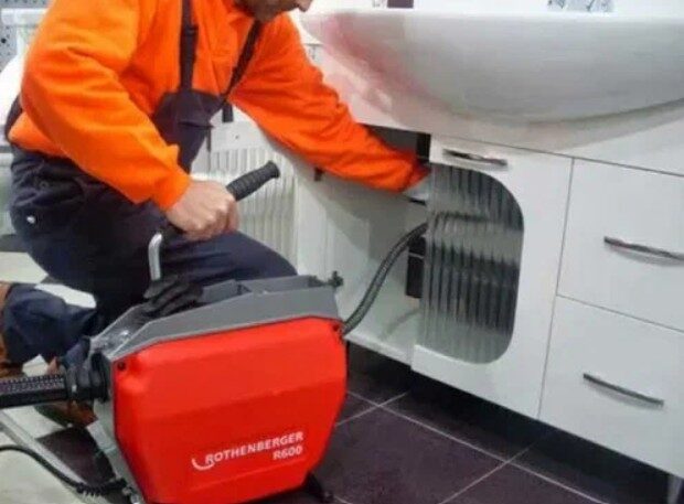 Kanalizasyon borusu içi kamera görüntüleme anı