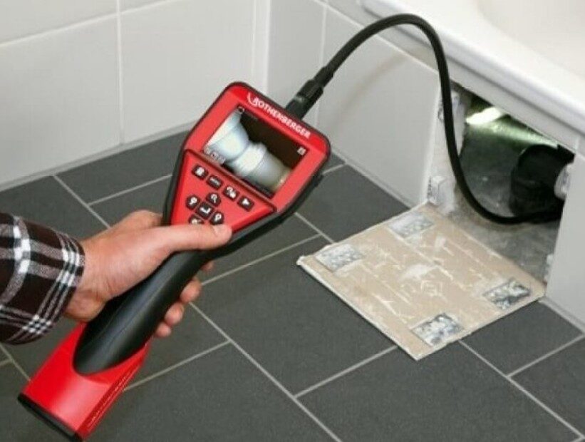 Lavabo altında su kaçağı tespiti yapılırken